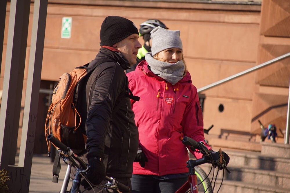26. Finał Wielkiej Orkiestry Świątecznej Pomocy trwa na dobre także w Rudzie Śląskiej. Na ulicach wszystkich dzielnic naszego miasta można dziś spotkać wolontariuszy WOŚP. Z rynku o godzinie 13:00 wyjechali uczestnicy Rudzkiego Spędu Rowerowego, którzy w ten sposób również wspierali akcję.