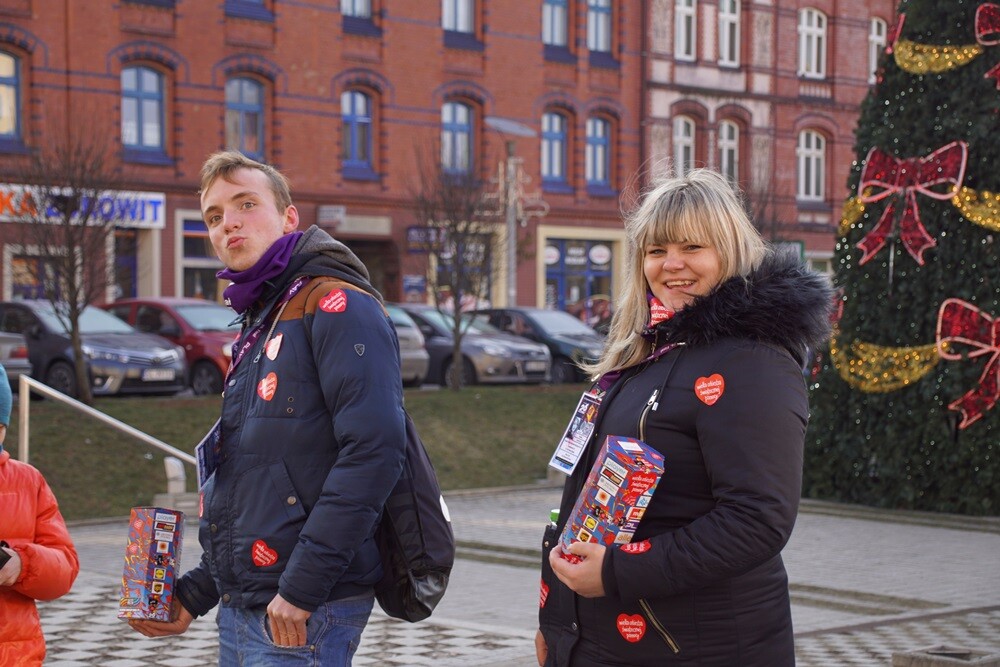 26. Finał Wielkiej Orkiestry Świątecznej Pomocy trwa na dobre także w Rudzie Śląskiej. Na ulicach wszystkich dzielnic naszego miasta można dziś spotkać wolontariuszy WOŚP. Z rynku o godzinie 13:00 wyjechali uczestnicy Rudzkiego Spędu Rowerowego, którzy w ten sposób również wspierali akcję.