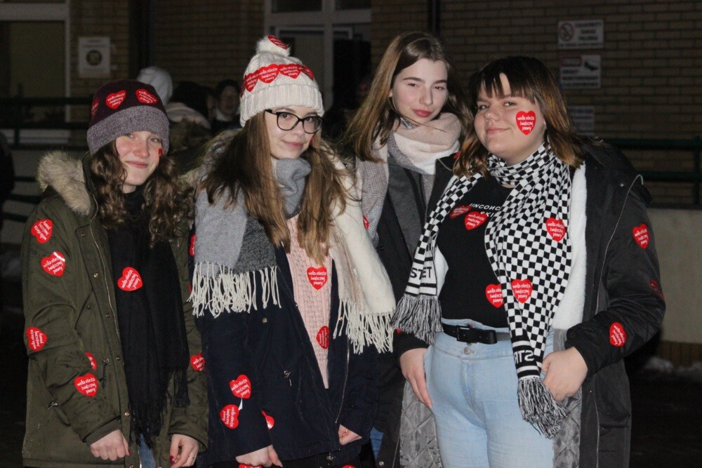 Już po raz 27. Ruda Śląska włączyła się w Wielką Orkiestrę Świątecznej Pomocy. W tym roku około 450 wolontariuszy wyszło na ulice miasta, żeby zebrać fundusze na zakup nowoczesnego sprzętu medycznego dla specjalistycznych szpitali dziecięcych. Dzisiaj w odbyły się koncerty i licytacje, a wieczorem rudzianie zjednoczyli się podczas Światełka do Nieba.