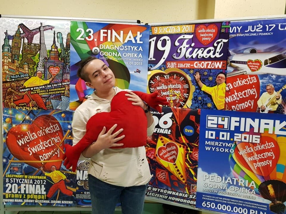 Już po raz 27. Ruda Śląska włączyła się w Wielką Orkiestrę Świątecznej Pomocy. W tym roku około 450 wolontariuszy wyszło na ulice miasta, żeby zebrać fundusze na zakup nowoczesnego sprzętu medycznego dla specjalistycznych szpitali dziecięcych. Dzisiaj w odbyły się koncerty i licytacje, a wieczorem rudzianie zjednoczyli się podczas Światełka do Nieba.