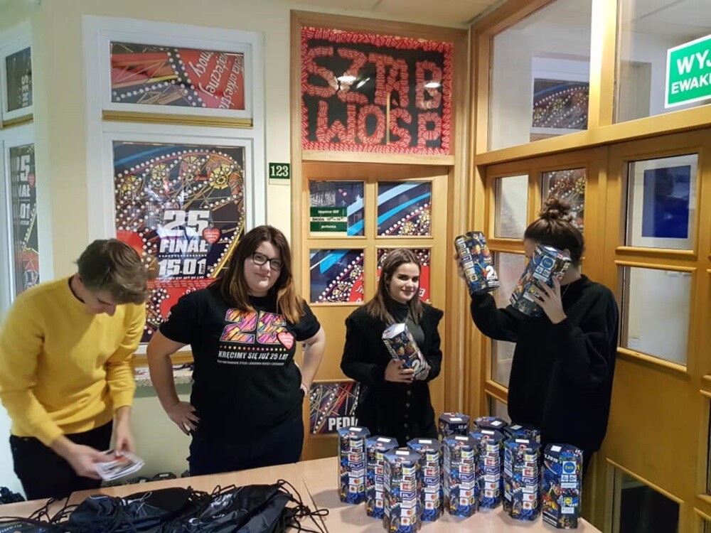 Już po raz 27. Ruda Śląska włączyła się w Wielką Orkiestrę Świątecznej Pomocy. W tym roku około 450 wolontariuszy wyszło na ulice miasta, żeby zebrać fundusze na zakup nowoczesnego sprzętu medycznego dla specjalistycznych szpitali dziecięcych. Dzisiaj w odbyły się koncerty i licytacje, a wieczorem rudzianie zjednoczyli się podczas Światełka do Nieba.