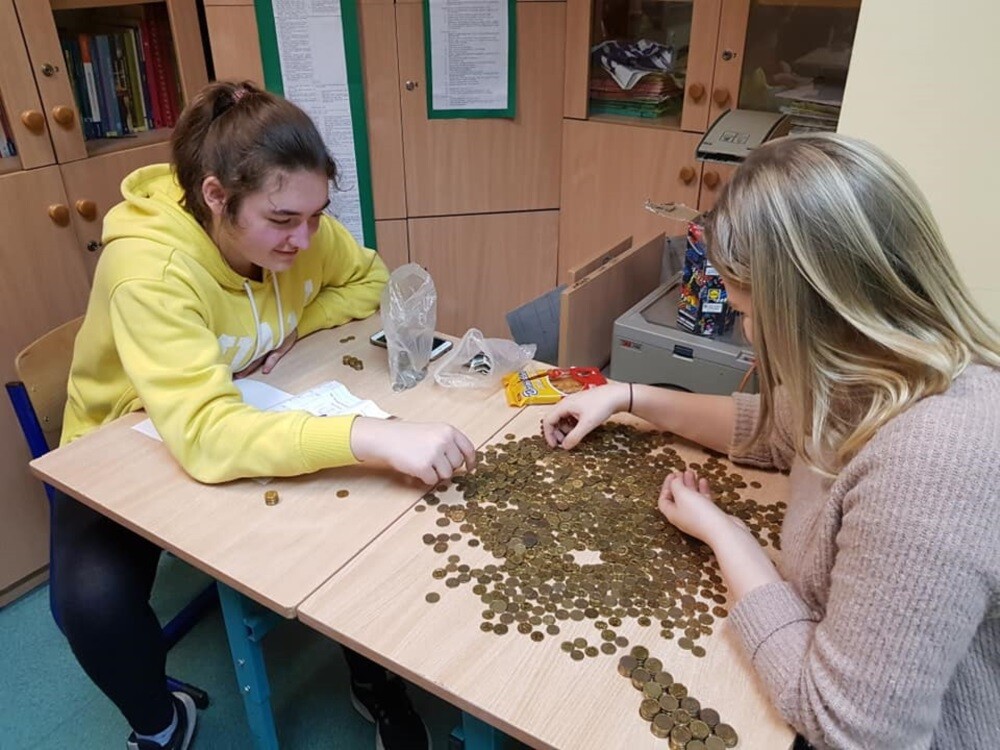 Już po raz 27. Ruda Śląska włączyła się w Wielką Orkiestrę Świątecznej Pomocy. W tym roku około 450 wolontariuszy wyszło na ulice miasta, żeby zebrać fundusze na zakup nowoczesnego sprzętu medycznego dla specjalistycznych szpitali dziecięcych. Dzisiaj w odbyły się koncerty i licytacje, a wieczorem rudzianie zjednoczyli się podczas Światełka do Nieba.