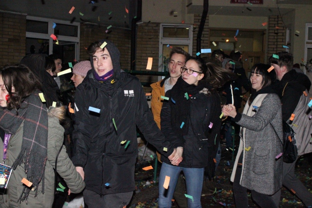 Już po raz 27. Ruda Śląska włączyła się w Wielką Orkiestrę Świątecznej Pomocy. W tym roku około 450 wolontariuszy wyszło na ulice miasta, żeby zebrać fundusze na zakup nowoczesnego sprzętu medycznego dla specjalistycznych szpitali dziecięcych. Dzisiaj w odbyły się koncerty i licytacje, a wieczorem rudzianie zjednoczyli się podczas Światełka do Nieba.