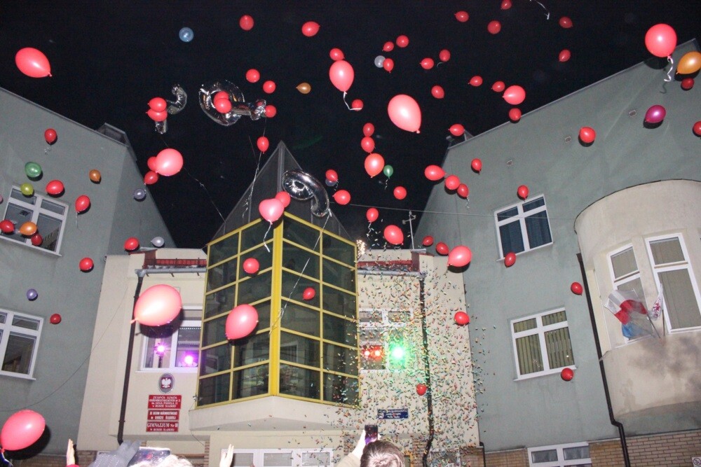 Już po raz 27. Ruda Śląska włączyła się w Wielką Orkiestrę Świątecznej Pomocy. W tym roku około 450 wolontariuszy wyszło na ulice miasta, żeby zebrać fundusze na zakup nowoczesnego sprzętu medycznego dla specjalistycznych szpitali dziecięcych. Dzisiaj w odbyły się koncerty i licytacje, a wieczorem rudzianie zjednoczyli się podczas Światełka do Nieba.