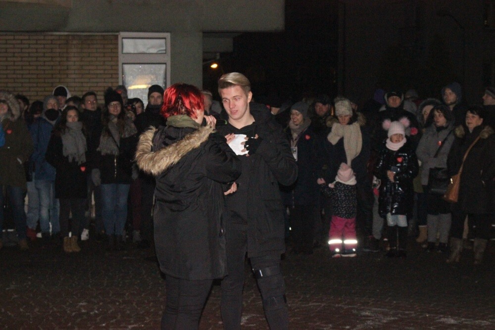 Już po raz 27. Ruda Śląska włączyła się w Wielką Orkiestrę Świątecznej Pomocy. W tym roku około 450 wolontariuszy wyszło na ulice miasta, żeby zebrać fundusze na zakup nowoczesnego sprzętu medycznego dla specjalistycznych szpitali dziecięcych. Dzisiaj w odbyły się koncerty i licytacje, a wieczorem rudzianie zjednoczyli się podczas Światełka do Nieba.