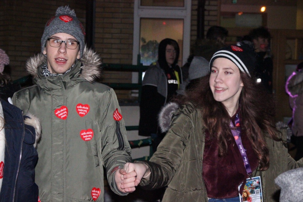 Już po raz 27. Ruda Śląska włączyła się w Wielką Orkiestrę Świątecznej Pomocy. W tym roku około 450 wolontariuszy wyszło na ulice miasta, żeby zebrać fundusze na zakup nowoczesnego sprzętu medycznego dla specjalistycznych szpitali dziecięcych. Dzisiaj w odbyły się koncerty i licytacje, a wieczorem rudzianie zjednoczyli się podczas Światełka do Nieba.