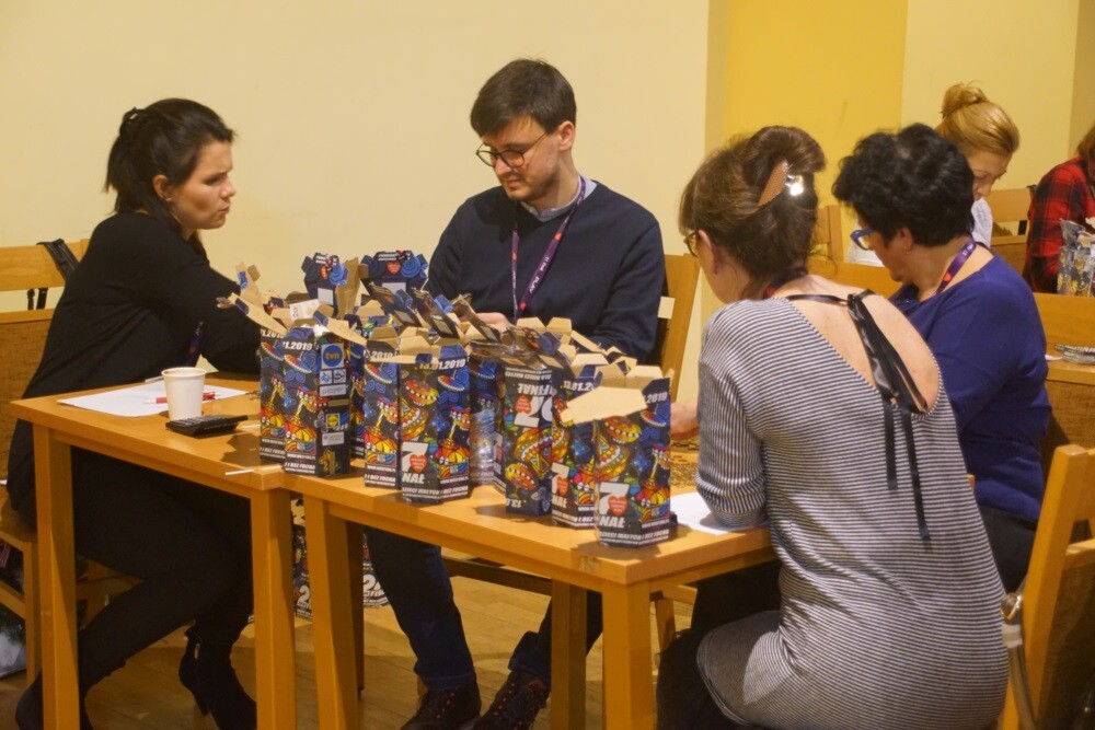 Już po raz 27. Ruda Śląska włączyła się w Wielką Orkiestrę Świątecznej Pomocy. W tym roku około 450 wolontariuszy wyszło na ulice miasta, żeby zebrać fundusze na zakup nowoczesnego sprzętu medycznego dla specjalistycznych szpitali dziecięcych. Dzisiaj w odbyły się koncerty i licytacje, a wieczorem rudzianie zjednoczyli się podczas Światełka do Nieba.