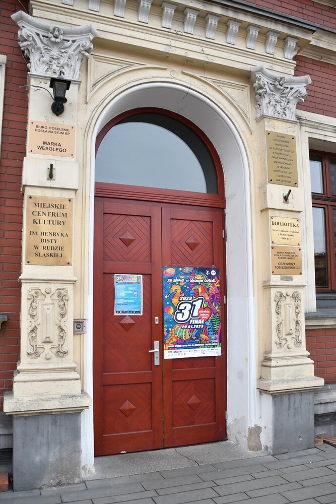 W Rudzie Śląskiej na ulice miasta wyruszyło około 450 wolontariuszy, aby zebrać fundusze, które przeznaczone zostaną na zakup sprzętu do walki z sepsą.

fot. Jacek Knapik / Sztaby WOŚP w Rudzie Śląskiej