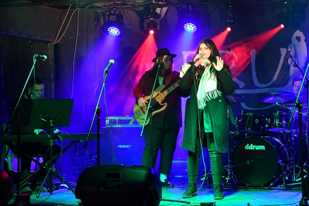 W Rudzie Śląskiej na ulice miasta wyruszyło około 450 wolontariuszy, aby zebrać fundusze, które przeznaczone zostaną na zakup sprzętu do walki z sepsą.

fot. Jacek Knapik / Sztaby WOŚP w Rudzie Śląskiej