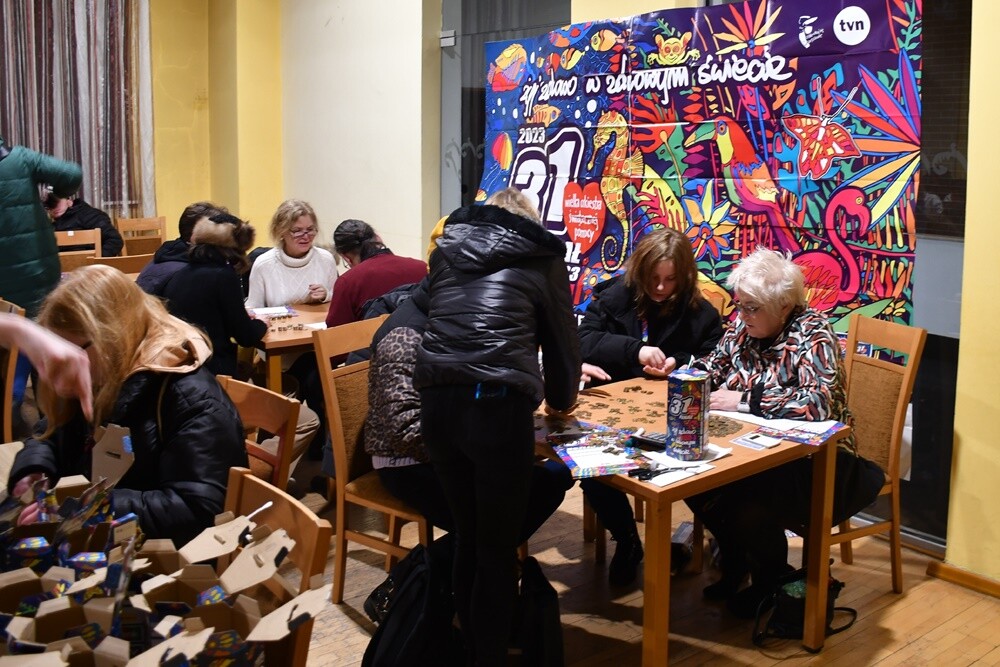 W Rudzie Śląskiej na ulice miasta wyruszyło około 450 wolontariuszy, aby zebrać fundusze, które przeznaczone zostaną na zakup sprzętu do walki z sepsą.

fot. Jacek Knapik / Sztaby WOŚP w Rudzie Śląskiej