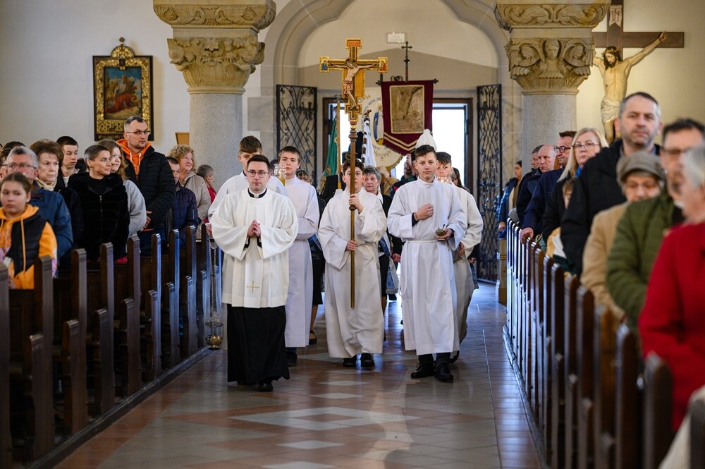 Wprowadzenie relikwii bł. Jana Machy do kościoła pw. św. Józefa w Rudzie. / fot. Parafia pw. św. Józefa w Rudzie Śląskiej