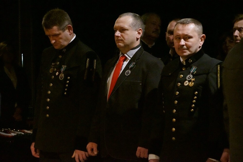 Wczoraj z okazji Barbórki w bielszowickim Domu Kultury odbyła się oficjalna akademia okolicznościowa, podczas której najbardziej zasłużeni górnicy otrzymali medale i szpady, które są symbolem wolności stanu górniczego.