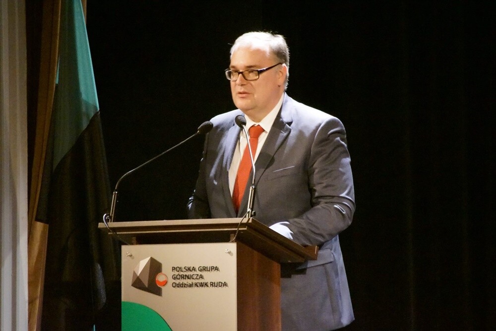 Wczoraj z okazji Barbórki w bielszowickim Domu Kultury odbyła się oficjalna akademia okolicznościowa, podczas której najbardziej zasłużeni górnicy otrzymali medale i szpady, które są symbolem wolności stanu górniczego.