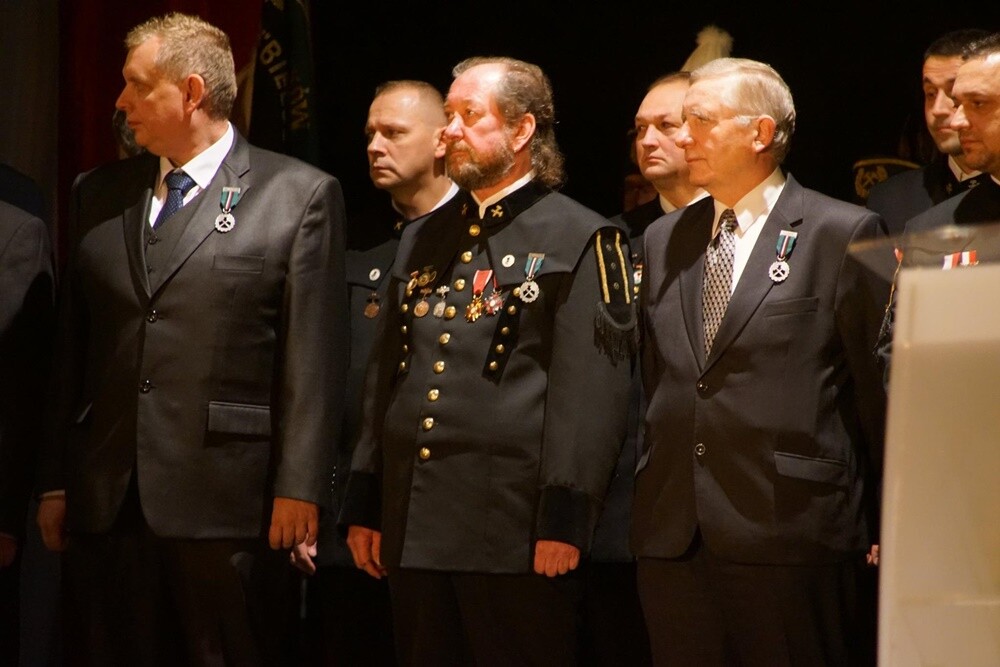 Wczoraj z okazji Barbórki w bielszowickim Domu Kultury odbyła się oficjalna akademia okolicznościowa, podczas której najbardziej zasłużeni górnicy otrzymali medale i szpady, które są symbolem wolności stanu górniczego.