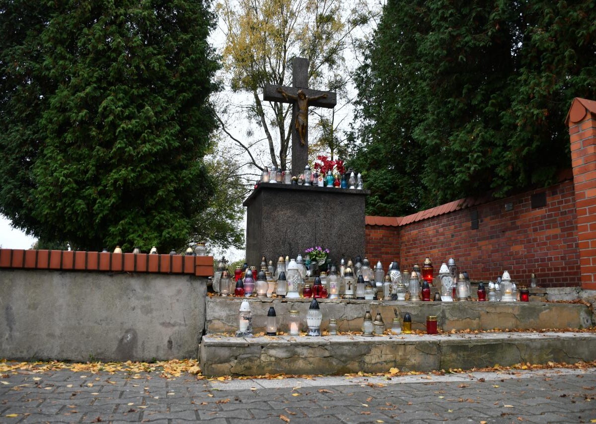 Ruda Śląska: Dzisiaj obchodzimy uroczystość Wszystkich Świętych. 1 listopada tłumnie odwiedzamy groby swoich bliskich / fot. Jacek Knapik