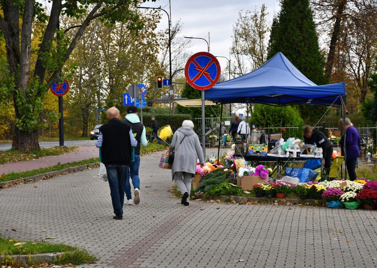 Ruda Śląska: Dzisiaj obchodzimy uroczystość Wszystkich Świętych. 1 listopada tłumnie odwiedzamy groby swoich bliskich / fot. Jacek Knapik