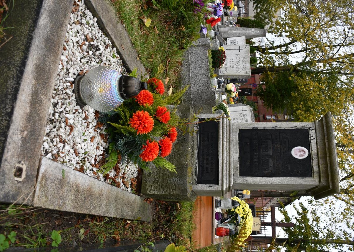 Ruda Śląska: Dzisiaj obchodzimy uroczystość Wszystkich Świętych. 1 listopada tłumnie odwiedzamy groby swoich bliskich / fot. Jacek Knapik