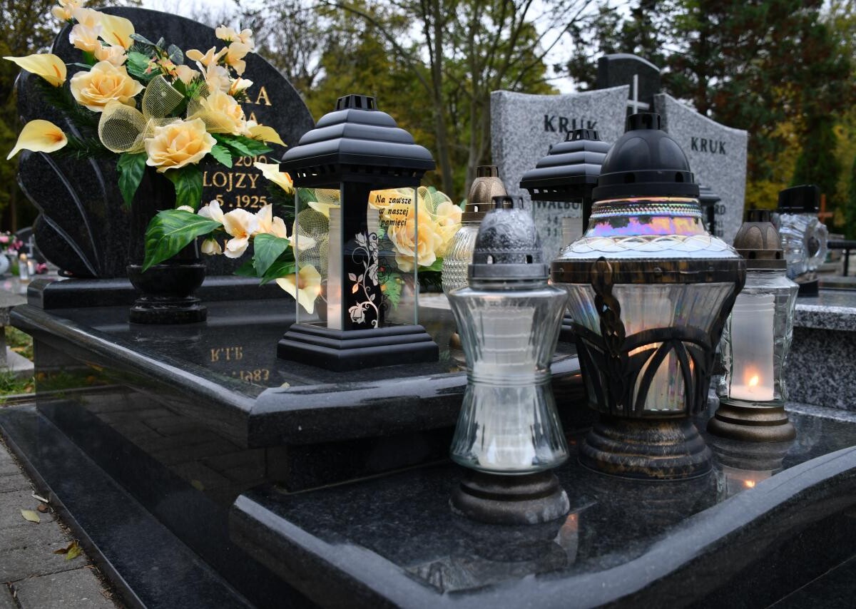 Ruda Śląska: Dzisiaj obchodzimy uroczystość Wszystkich Świętych. 1 listopada tłumnie odwiedzamy groby swoich bliskich / fot. Jacek Knapik