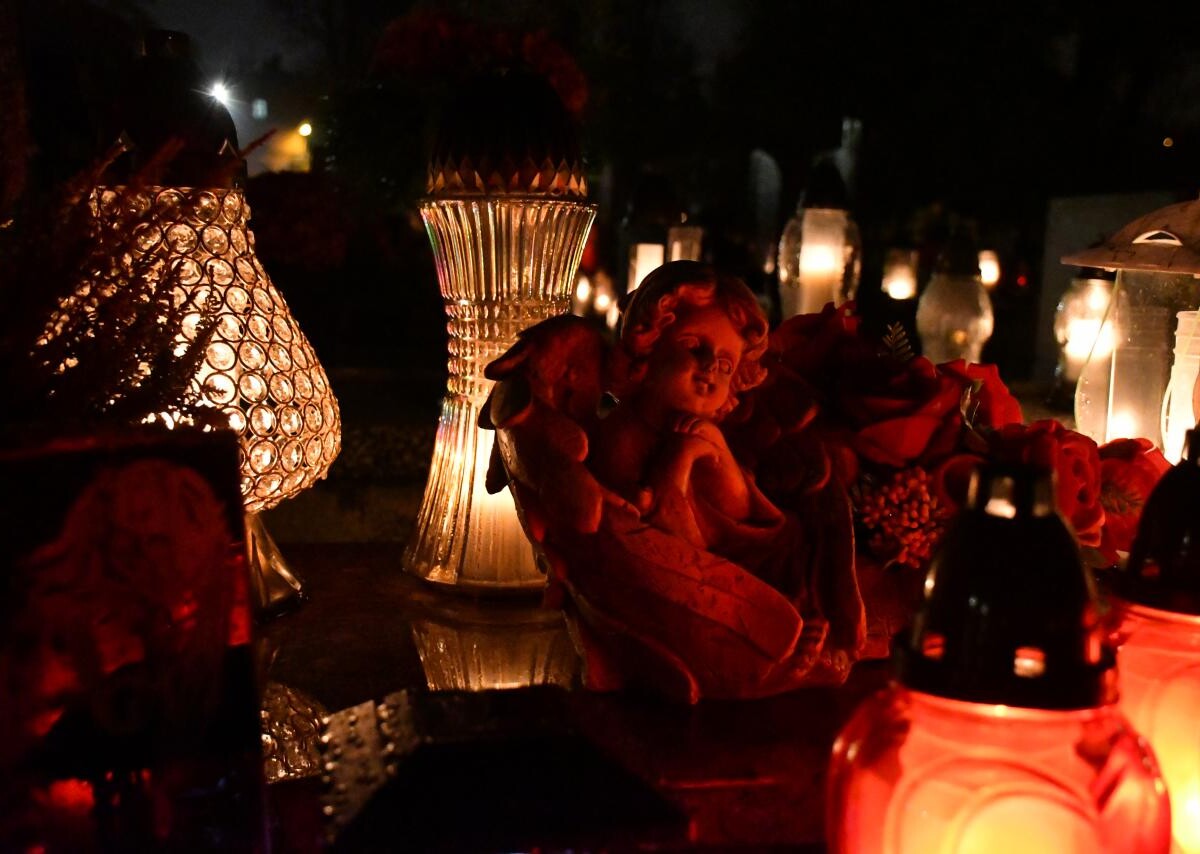 Ruda Śląska: Dzisiaj obchodzimy uroczystość Wszystkich Świętych. 1 listopada tłumnie odwiedzamy groby swoich bliskich / fot. Jacek Knapik