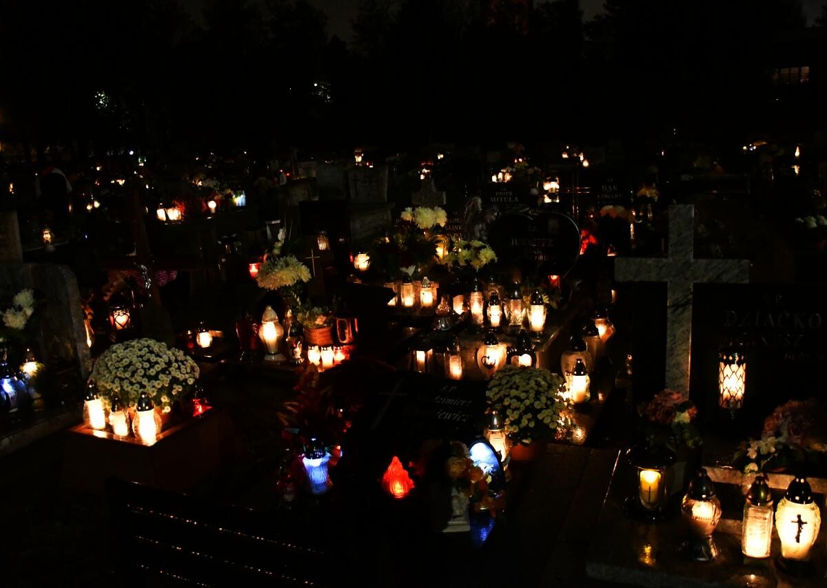 Ruda Śląska: Dzisiaj obchodzimy uroczystość Wszystkich Świętych. 1 listopada tłumnie odwiedzamy groby swoich bliskich / fot. Jacek Knapik