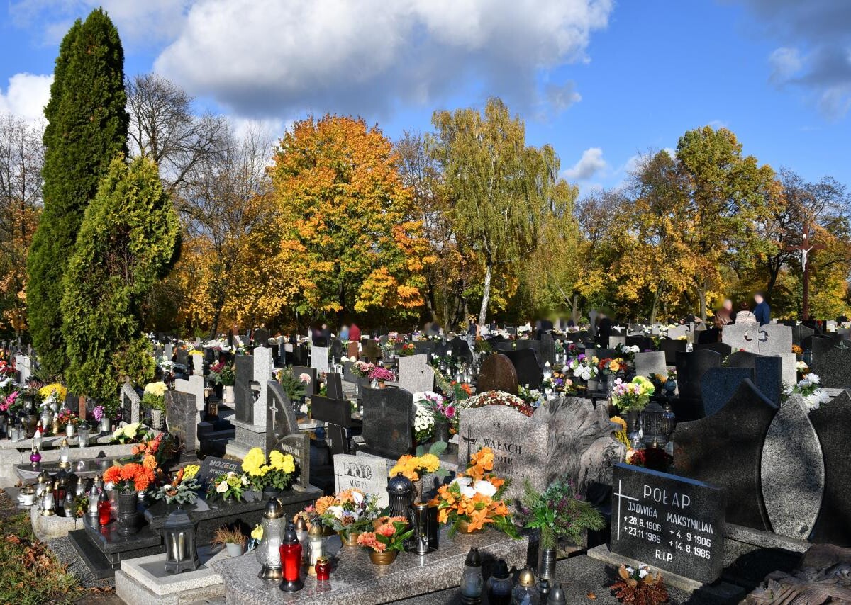 Ruda Śląska: Dzisiaj obchodzimy uroczystość Wszystkich Świętych. 1 listopada tłumnie odwiedzamy groby swoich bliskich / fot. Jacek Knapik