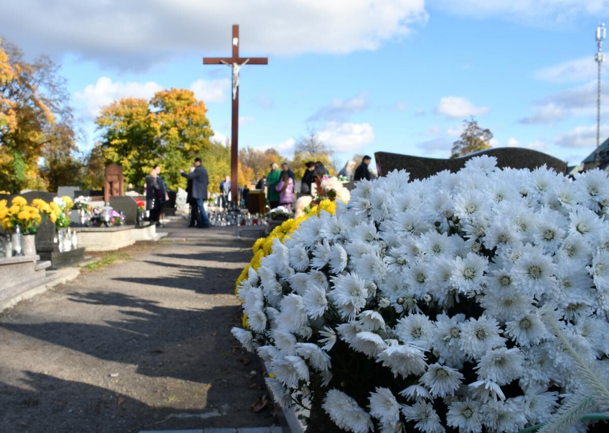 Ruda Śląska: Dzisiaj obchodzimy uroczystość Wszystkich Świętych. 1 listopada tłumnie odwiedzamy groby swoich bliskich / fot. Jacek Knapik