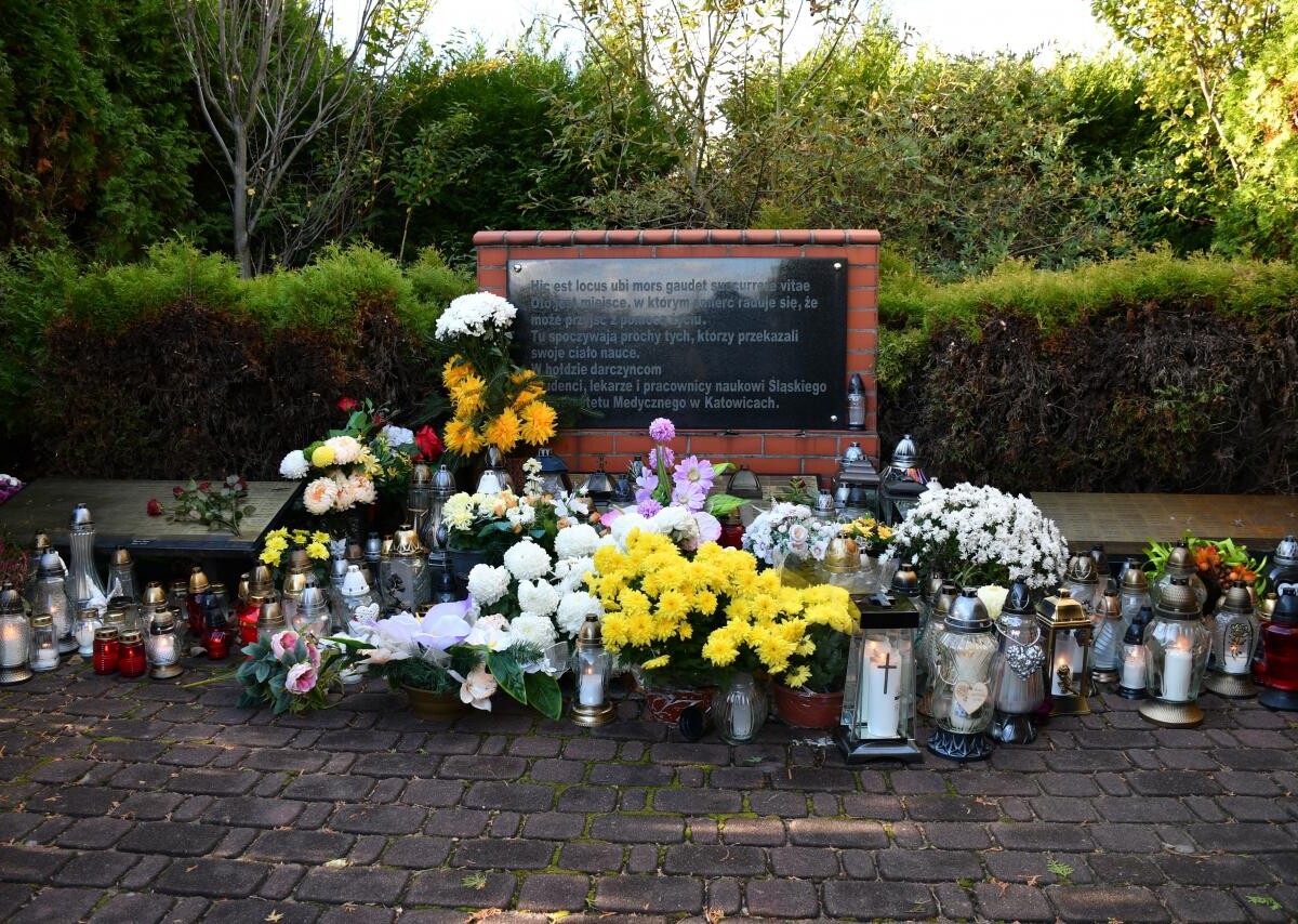 Ruda Śląska: Dzisiaj obchodzimy uroczystość Wszystkich Świętych. 1 listopada tłumnie odwiedzamy groby swoich bliskich / fot. Jacek Knapik