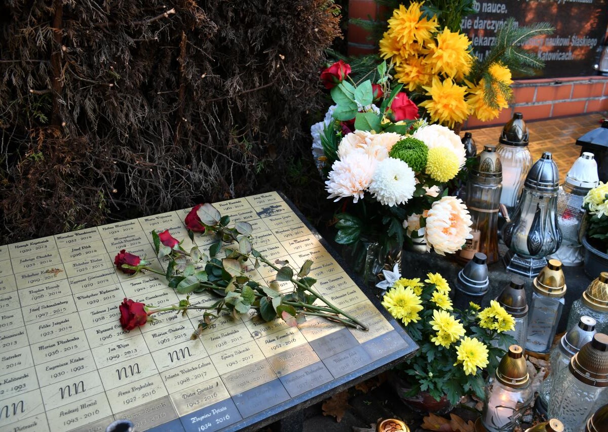 Ruda Śląska: Dzisiaj obchodzimy uroczystość Wszystkich Świętych. 1 listopada tłumnie odwiedzamy groby swoich bliskich / fot. Jacek Knapik