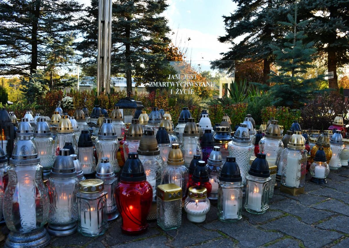 Ruda Śląska: Dzisiaj obchodzimy uroczystość Wszystkich Świętych. 1 listopada tłumnie odwiedzamy groby swoich bliskich / fot. Jacek Knapik