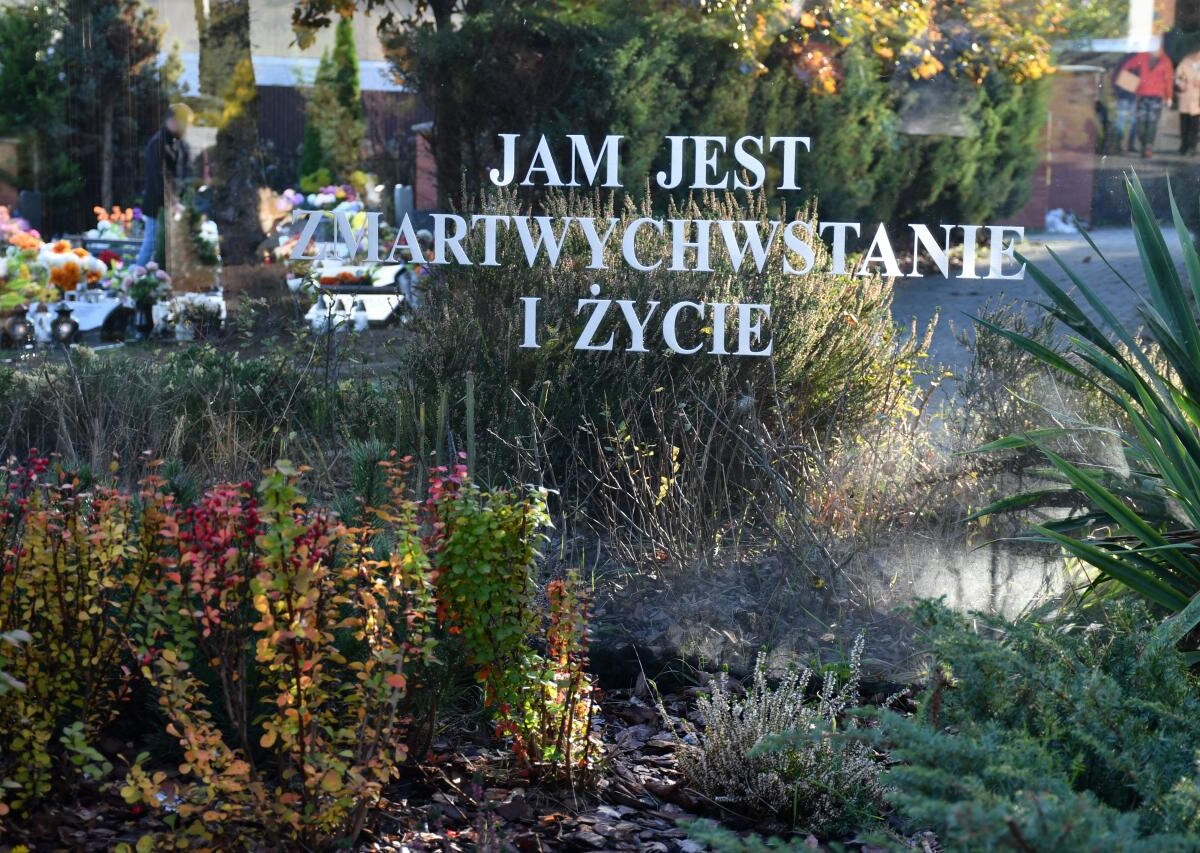 Ruda Śląska: Dzisiaj obchodzimy uroczystość Wszystkich Świętych. 1 listopada tłumnie odwiedzamy groby swoich bliskich / fot. Jacek Knapik