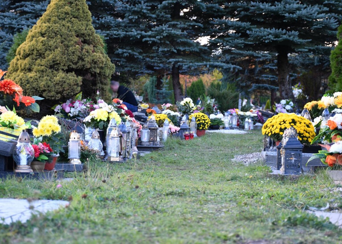 Ruda Śląska: Dzisiaj obchodzimy uroczystość Wszystkich Świętych. 1 listopada tłumnie odwiedzamy groby swoich bliskich / fot. Jacek Knapik