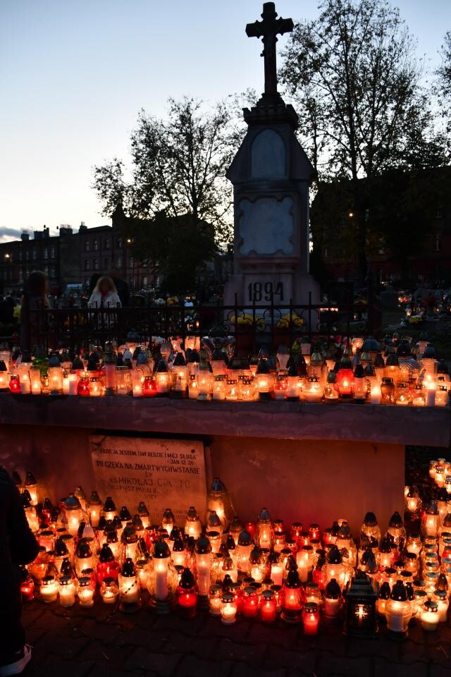 Ruda Śląska: Dzisiaj obchodzimy uroczystość Wszystkich Świętych. 1 listopada tłumnie odwiedzamy groby swoich bliskich / fot. Jacek Knapik