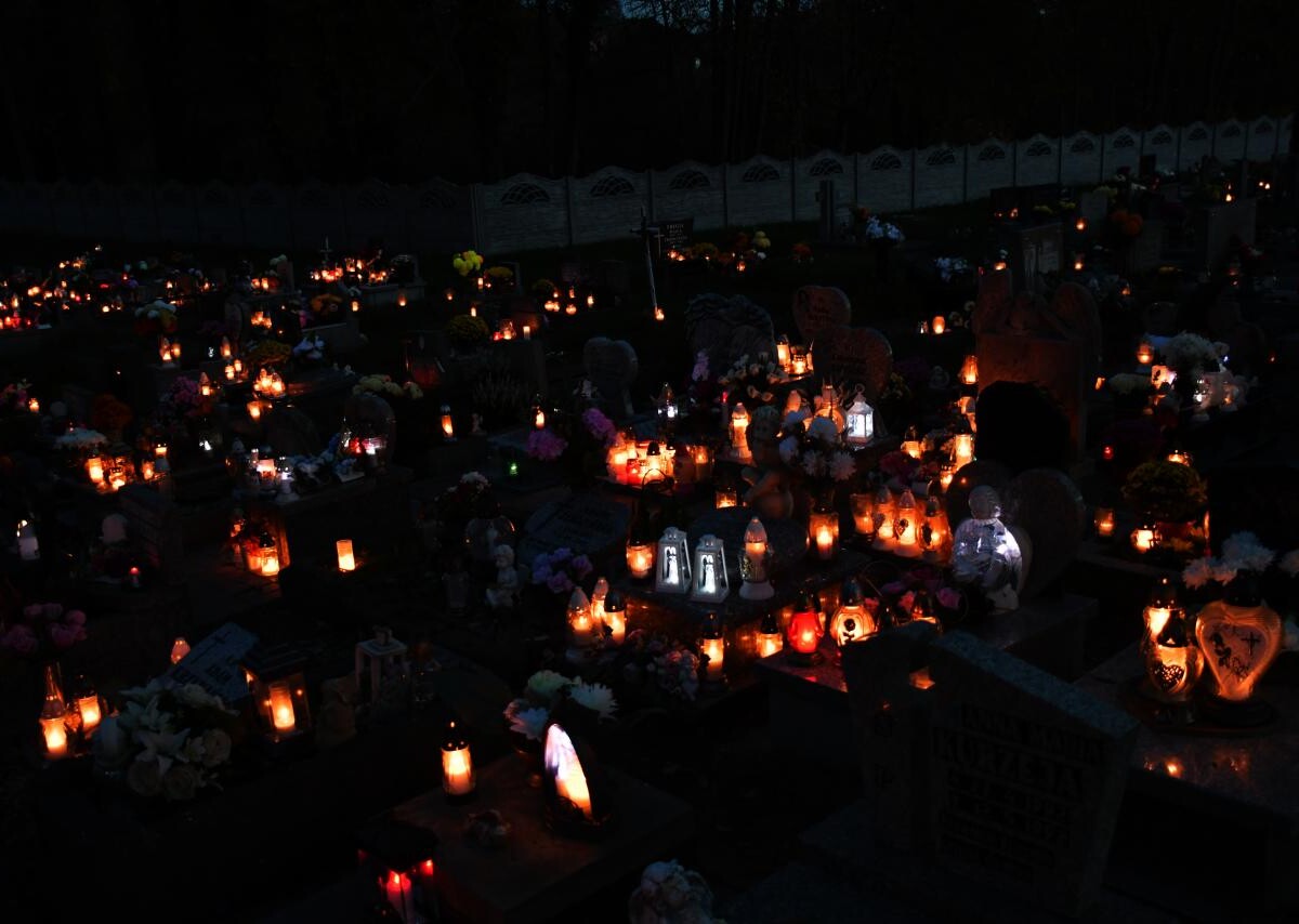 Ruda Śląska: Dzisiaj obchodzimy uroczystość Wszystkich Świętych. 1 listopada tłumnie odwiedzamy groby swoich bliskich / fot. Jacek Knapik