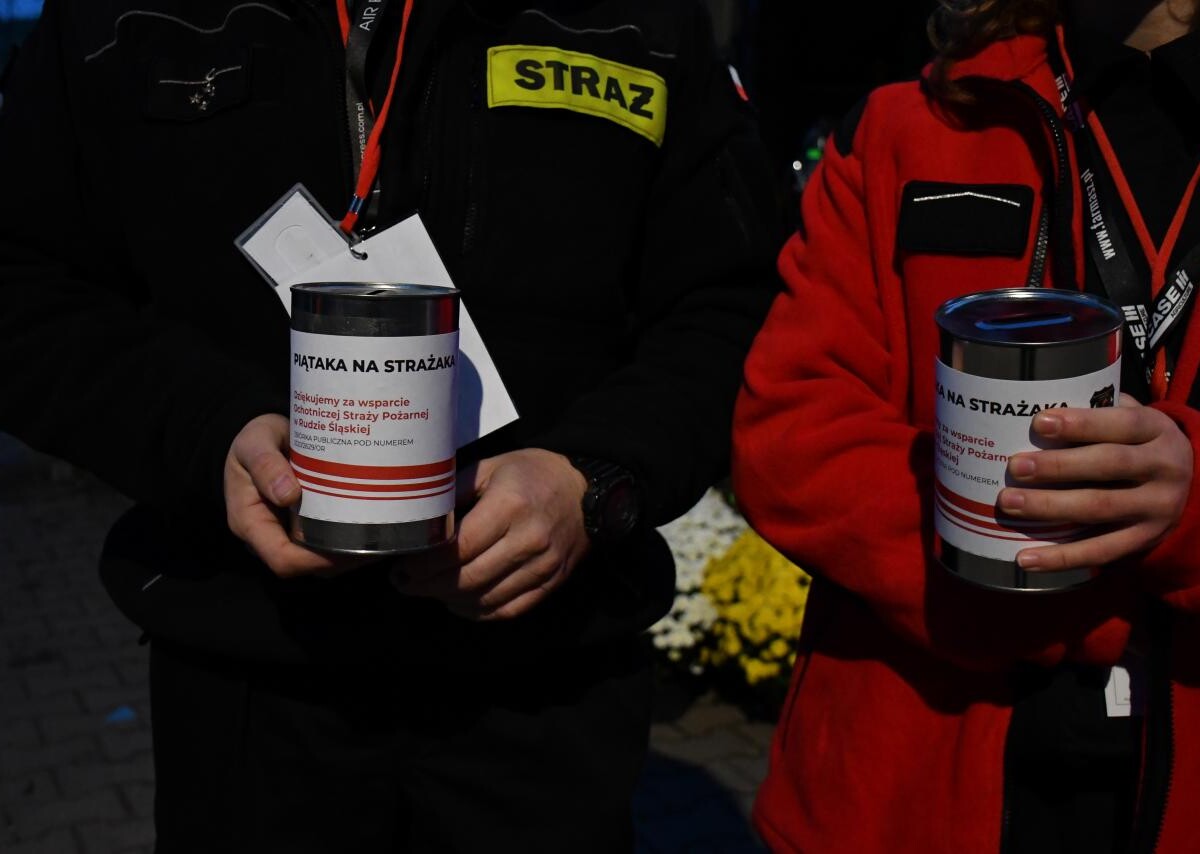 Ruda Śląska: Dzisiaj obchodzimy uroczystość Wszystkich Świętych. 1 listopada tłumnie odwiedzamy groby swoich bliskich / fot. Jacek Knapik