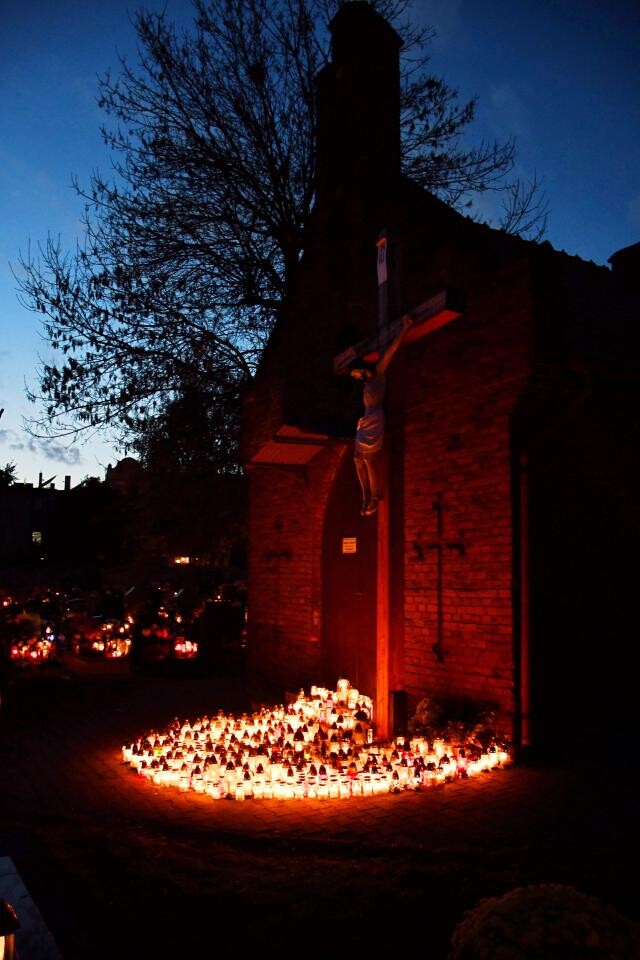 Ruda Śląska: Dzisiaj obchodzimy uroczystość Wszystkich Świętych. 1 listopada tłumnie odwiedzamy groby swoich bliskich / fot. Jacek Knapik