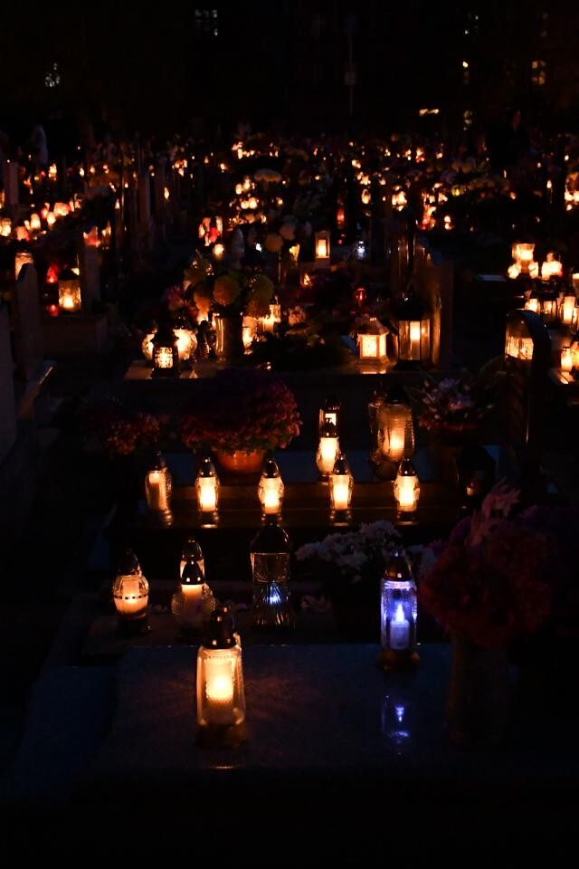 Ruda Śląska: Dzisiaj obchodzimy uroczystość Wszystkich Świętych. 1 listopada tłumnie odwiedzamy groby swoich bliskich / fot. Jacek Knapik