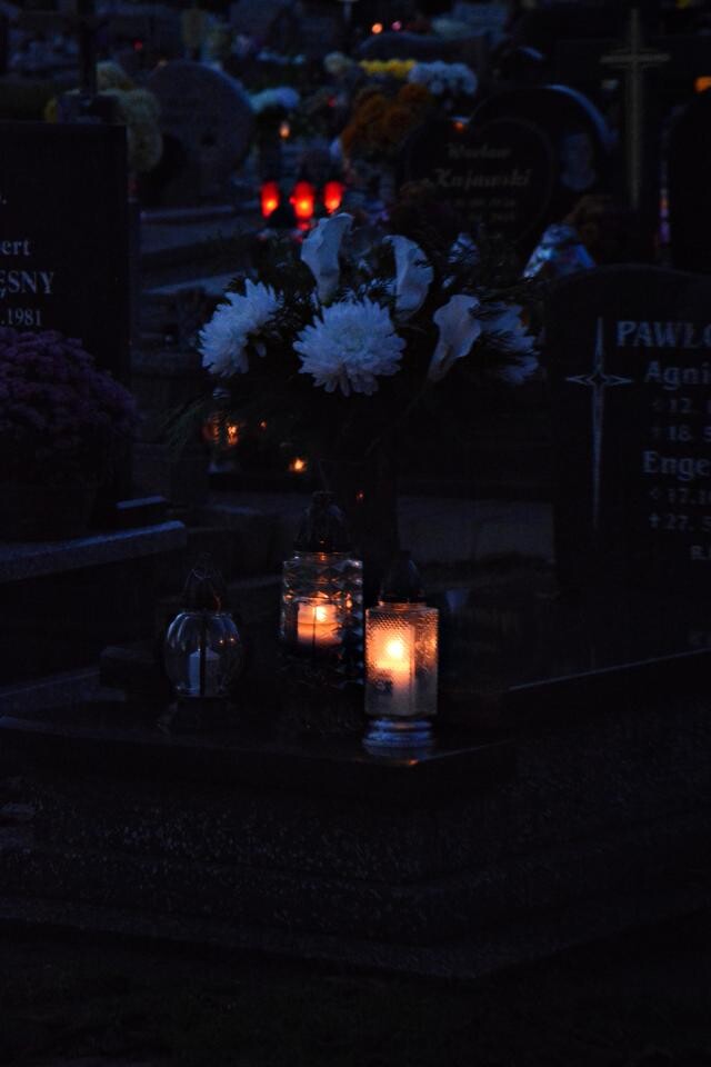 Ruda Śląska: Dzisiaj obchodzimy uroczystość Wszystkich Świętych. 1 listopada tłumnie odwiedzamy groby swoich bliskich / fot. Jacek Knapik