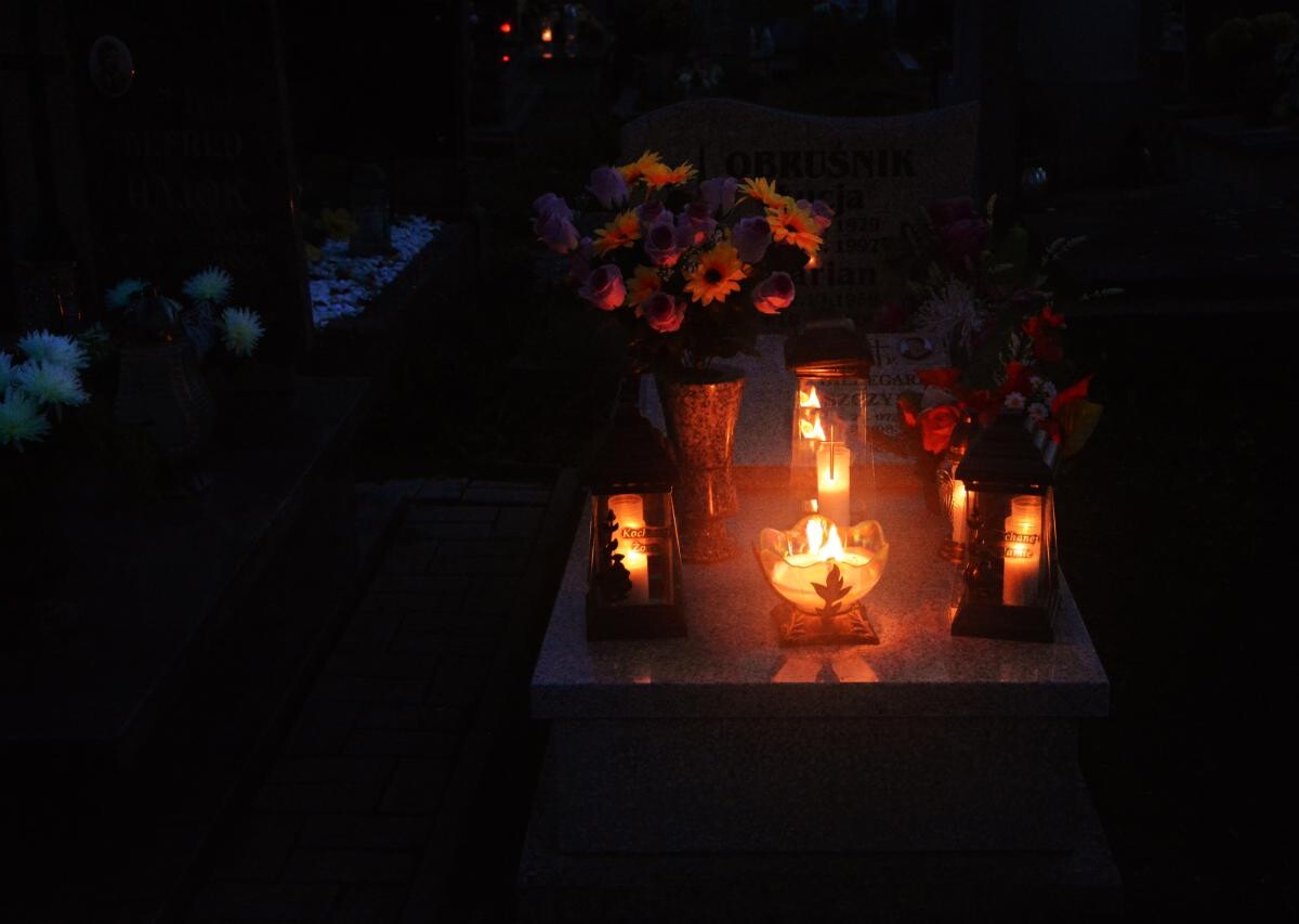 Ruda Śląska: Dzisiaj obchodzimy uroczystość Wszystkich Świętych. 1 listopada tłumnie odwiedzamy groby swoich bliskich / fot. Jacek Knapik