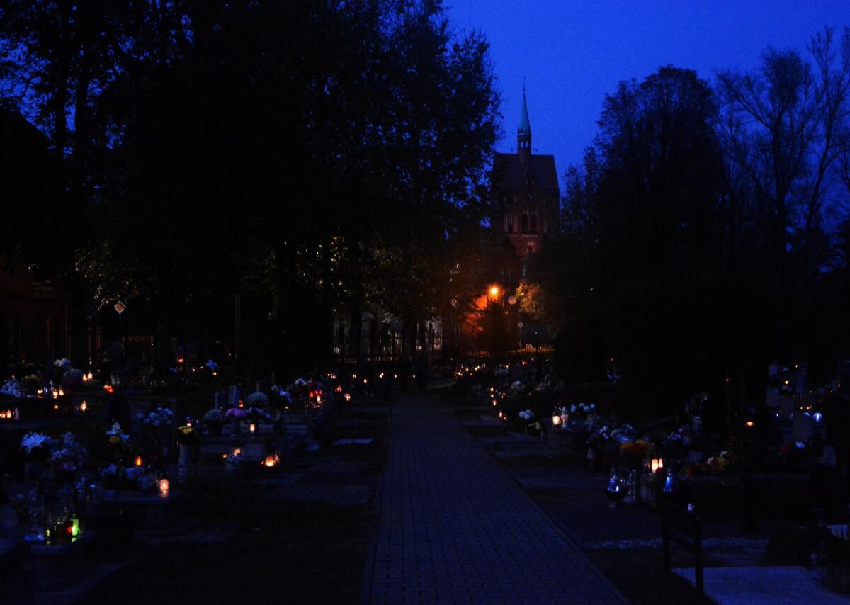 Ruda Śląska: Dzisiaj obchodzimy uroczystość Wszystkich Świętych. 1 listopada tłumnie odwiedzamy groby swoich bliskich / fot. Jacek Knapik