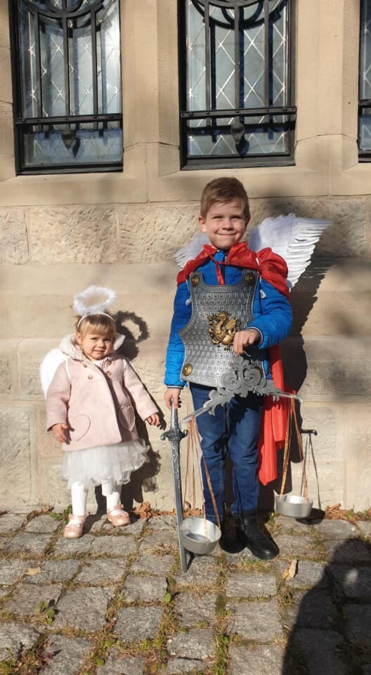 Najmłodsi mieszkańcy Kochłowic wyjątkowo uczcili uroczystość Wszystkich Świętych. Dzieci przebrały się za swoich ulubionych świętych i błogosławionych!

fot. FB Parafii Trójcy Przenajświętszej