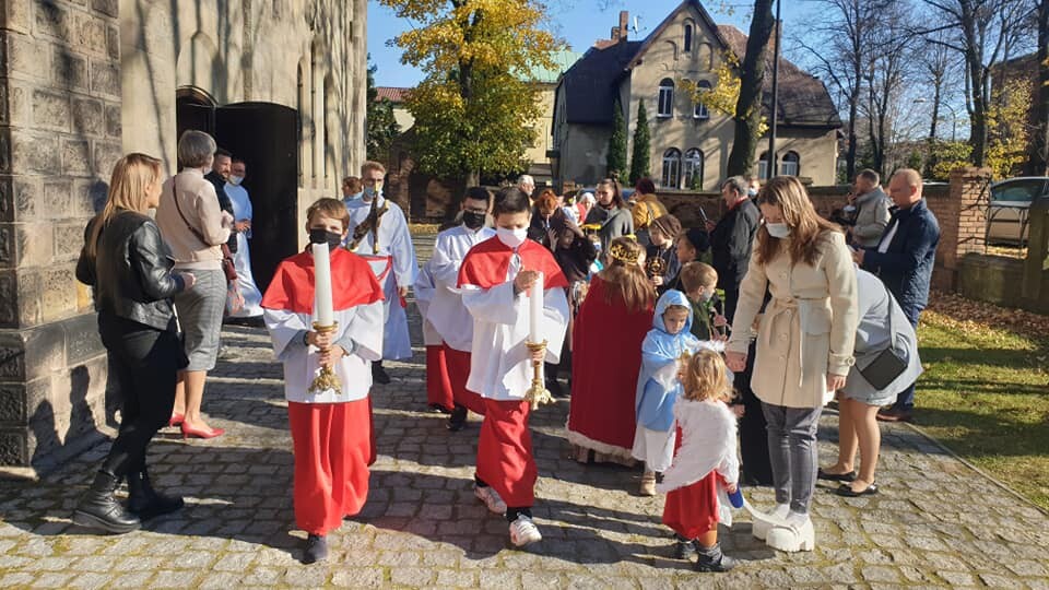 Najmłodsi mieszkańcy Kochłowic wyjątkowo uczcili uroczystość Wszystkich Świętych. Dzieci przebrały się za swoich ulubionych świętych i błogosławionych!

fot. FB Parafii Trójcy Przenajświętszej