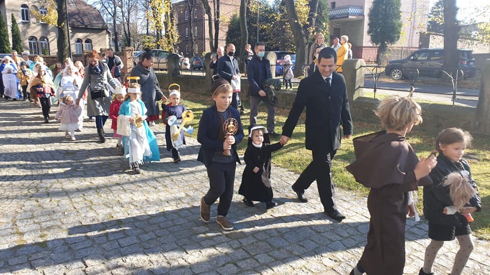Najmłodsi mieszkańcy Kochłowic wyjątkowo uczcili uroczystość Wszystkich Świętych. Dzieci przebrały się za swoich ulubionych świętych i błogosławionych!

fot. FB Parafii Trójcy Przenajświętszej