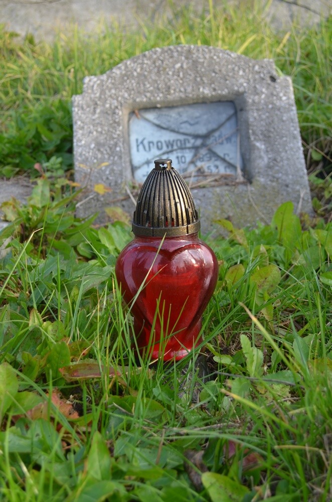 Dzisiaj obchodzimy uroczystość Wszystkich Świętych. 1 listopada tłumnie odwiedzamy groby swoich bliskich. Na cmentarzach zapłonęło tysiące zniczy.

fot. Jacek Knapik