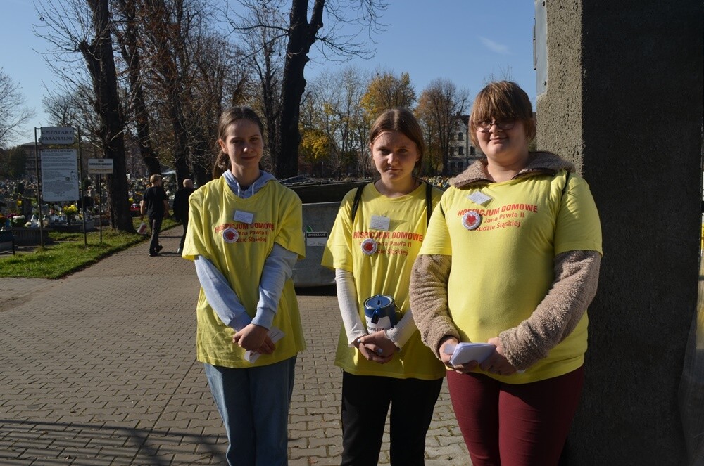 Dzisiaj obchodzimy uroczystość Wszystkich Świętych. 1 listopada tłumnie odwiedzamy groby swoich bliskich. Na cmentarzach zapłonęło tysiące zniczy.

fot. Jacek Knapik