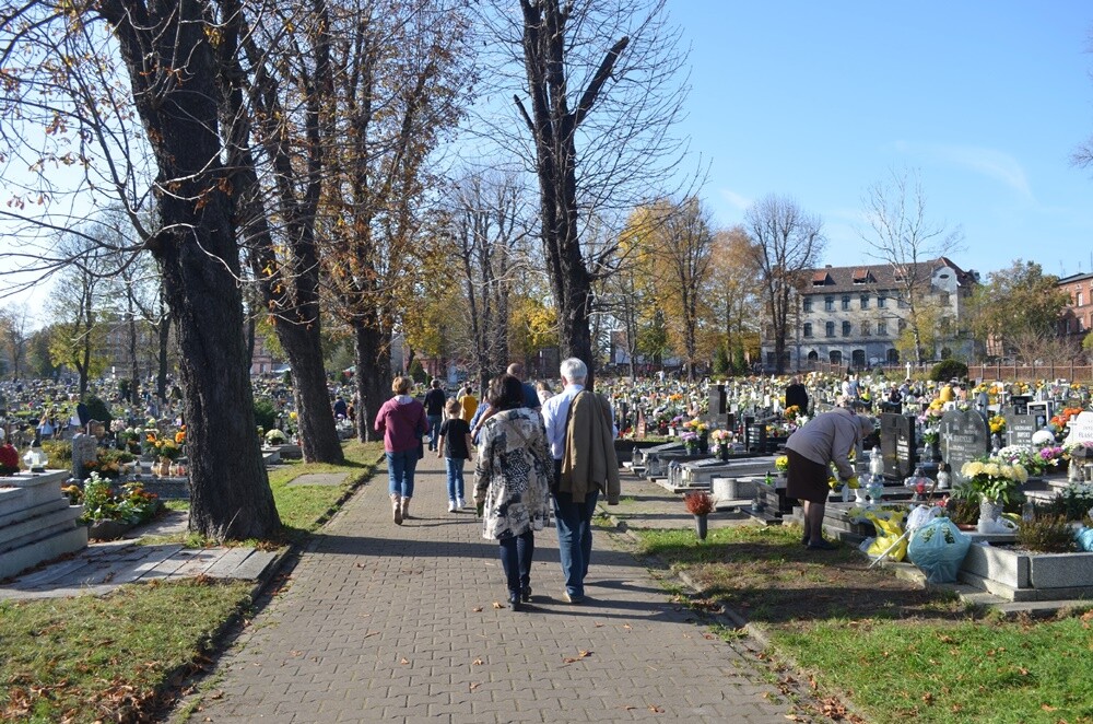 Dzisiaj obchodzimy uroczystość Wszystkich Świętych. 1 listopada tłumnie odwiedzamy groby swoich bliskich. Na cmentarzach zapłonęło tysiące zniczy.

fot. Jacek Knapik