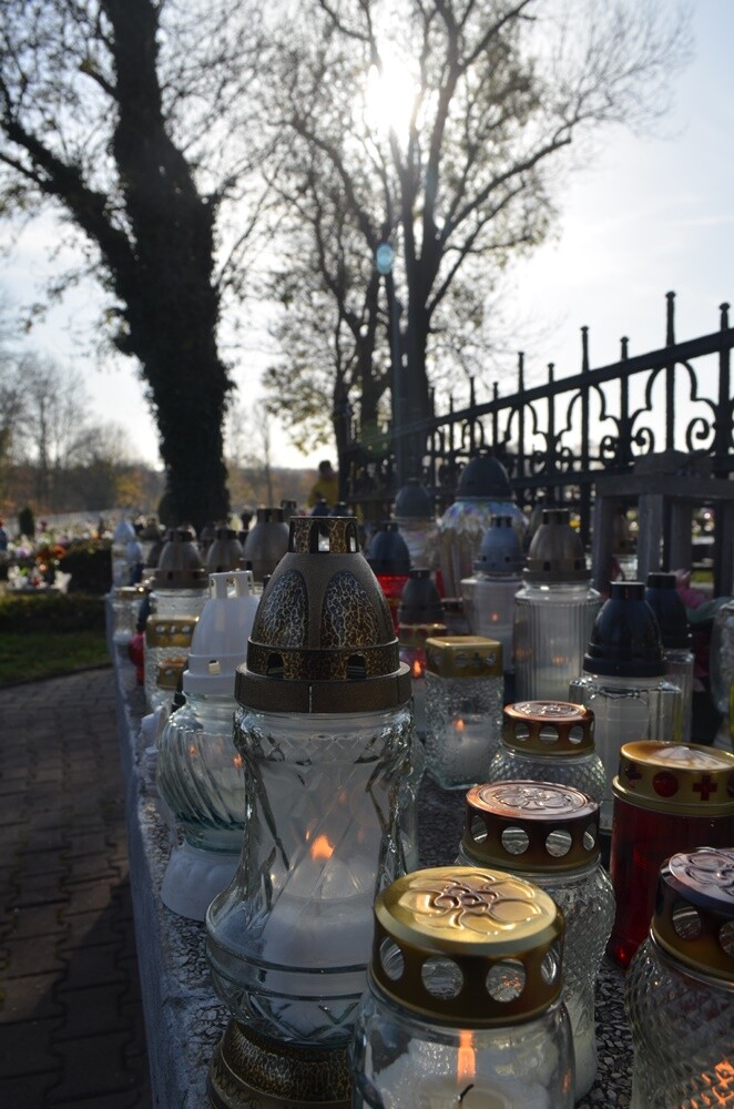 Dzisiaj obchodzimy uroczystość Wszystkich Świętych. 1 listopada tłumnie odwiedzamy groby swoich bliskich. Na cmentarzach zapłonęło tysiące zniczy.

fot. Jacek Knapik