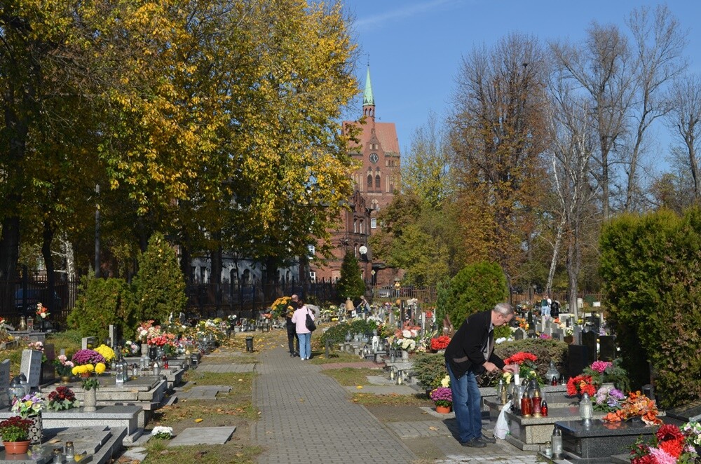 Dzisiaj obchodzimy uroczystość Wszystkich Świętych. 1 listopada tłumnie odwiedzamy groby swoich bliskich. Na cmentarzach zapłonęło tysiące zniczy.

fot. Jacek Knapik