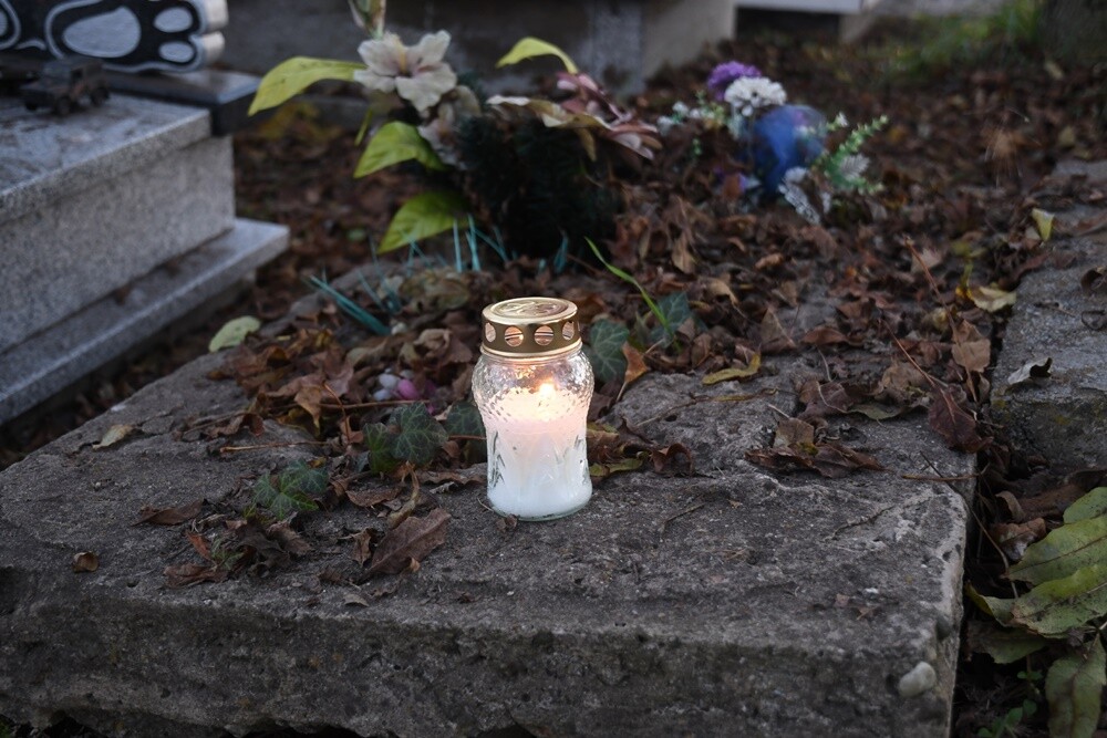 Dzisiaj obchodzimy uroczystość Wszystkich Świętych. 1 listopada tłumnie odwiedzamy groby swoich bliskich. Na cmentarzach zapłonęło tysiące zniczy.

fot. Jacek Knapik