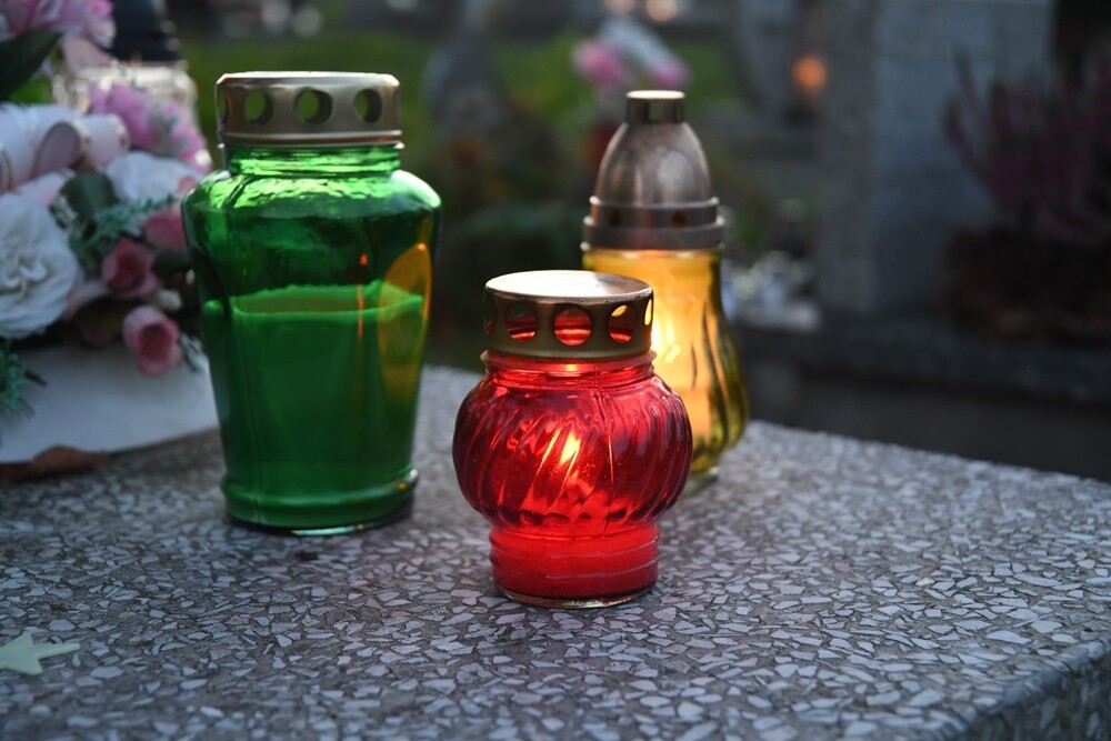 Dzisiaj obchodzimy uroczystość Wszystkich Świętych. 1 listopada tłumnie odwiedzamy groby swoich bliskich. Na cmentarzach zapłonęło tysiące zniczy.

fot. Jacek Knapik