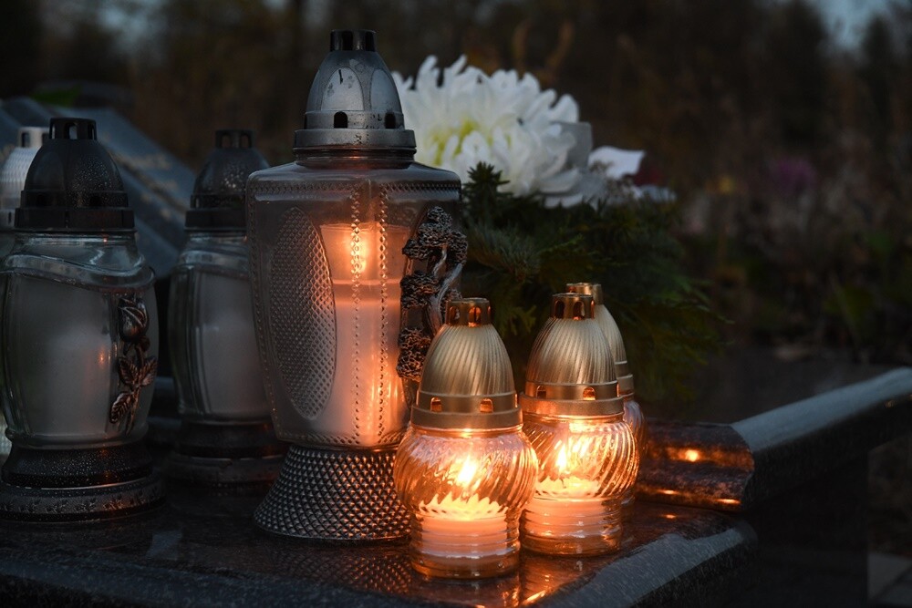 Dzisiaj obchodzimy uroczystość Wszystkich Świętych. 1 listopada tłumnie odwiedzamy groby swoich bliskich. Na cmentarzach zapłonęło tysiące zniczy.

fot. Jacek Knapik